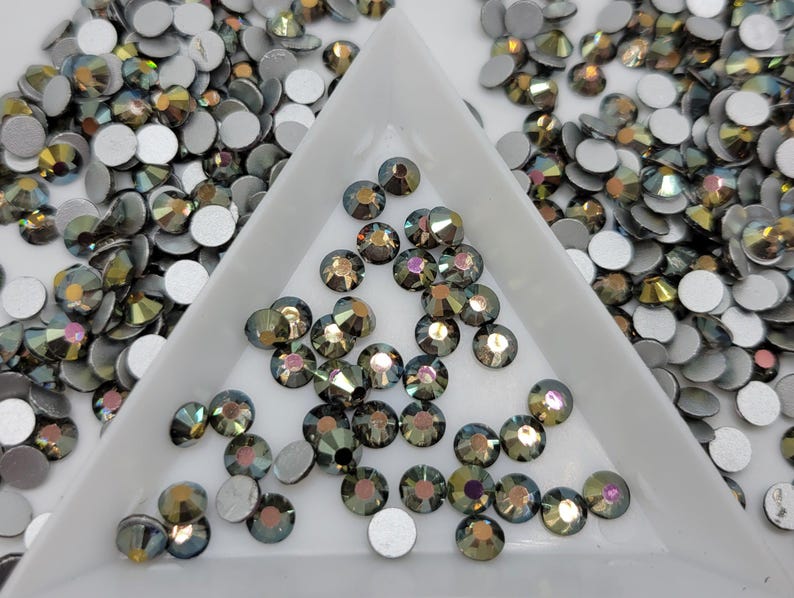 Shiny Brown non-hotfix flatback glass rhinestones — loose crystal swatch